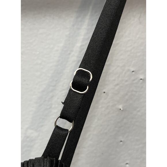 Lulu’s‎ Fun Flirt Hot Black Satin Plisse Sleeveless Romper Womens Large Shiny - Picture 6 of 8